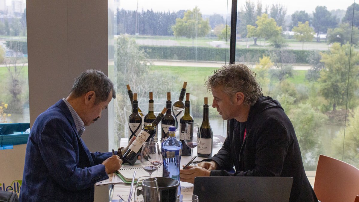 Un empresari asiàtic pren nota sobre un vi ahir a la Llotja. - ROGER BARRAGÁN