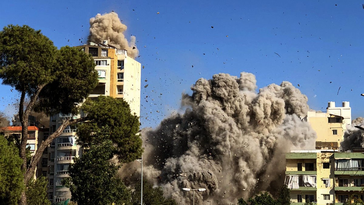 Explosió en un edifici en ple centre de Beirut. - MARWAN NAAMANI / DPA