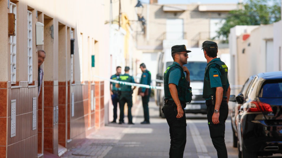 Agentes de la Guardia Civil en la calle donde vivía la pareja. - EUROPA PRESS