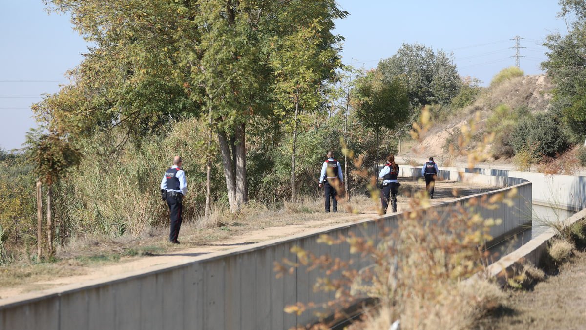 Mossos inspeccionant l’octubre del 2021 les proximitats de la casa on va ocórrer l’assassinat. - SEGRE