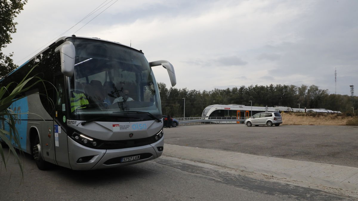 Els passatgers van ser traslladats amb autocar des del baixador del tren del polígon fins a Lleida. - AMADO FORROLLA
