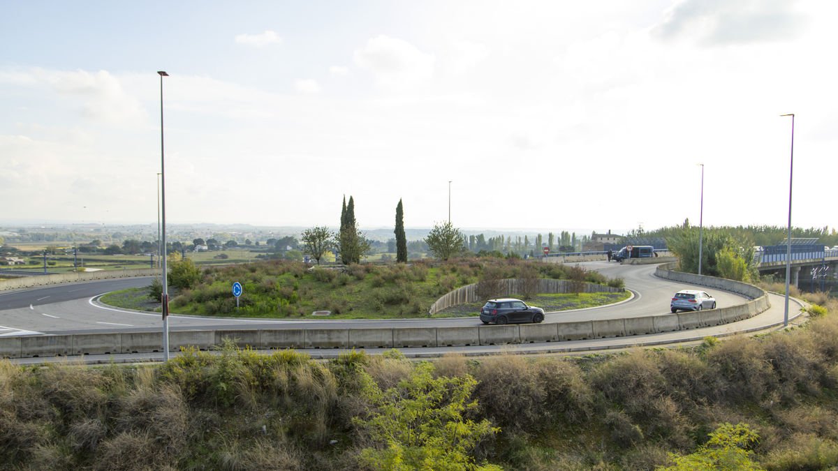 La rotonda de la carretera de Saragossa que el nou POUM preveu que enllaci amb Onze de Setembre. - JORDI ECHEVARRIA