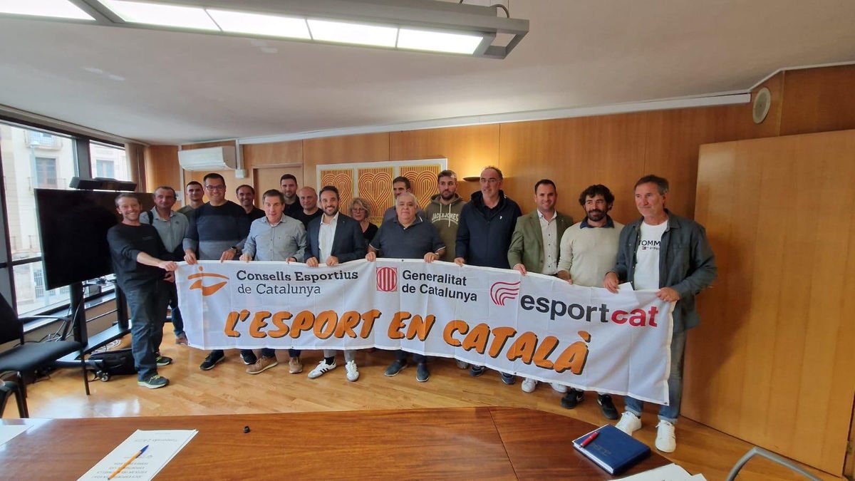 Abel García, amb els membres dels consells esportius ahir durant l’acte.
