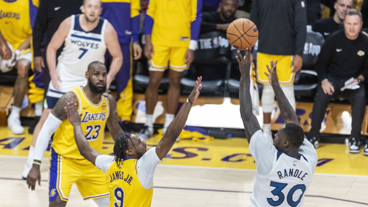 James Jr. intenta taponar ante la mirada de su padre, LeBron. - EUROPA PRESS