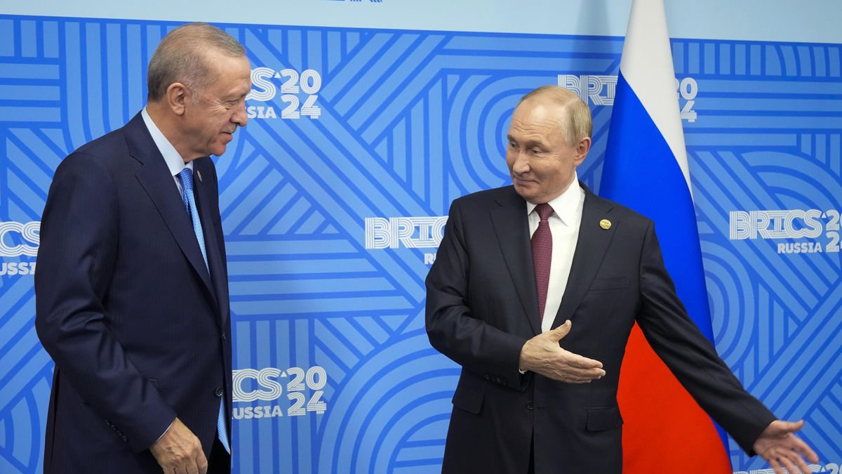 Vladímir Putin rep el president turc, Recep Tayyip Erdogan, a la cimera BRICS a Kazan. - EFE/EPA/ALEXANDER ZEMLIANICHENKO / POOL