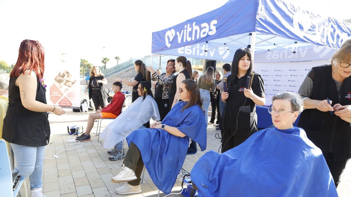 La plaza de la Llotja se convirtió en un salón de peluquería improvisado. - JORDI ECHEVARRIA