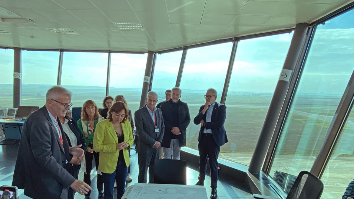 La consellera Sílvia Paneque ayer en la torre de control del aeropuerto de Alguaire con los directivos de Aeroports y alcaldes. - AMADO FORROLLA