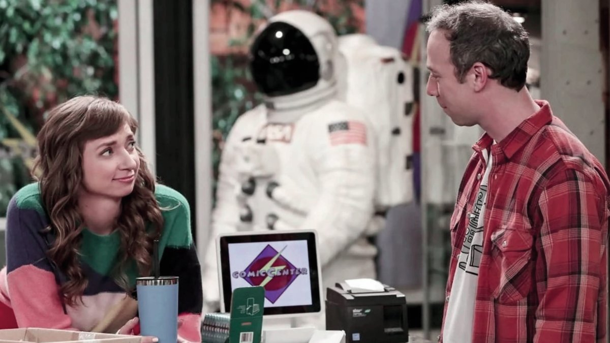 Kevin Sussman y Lauren Lapkus en la tienda de cómics de Big Bang Theory.