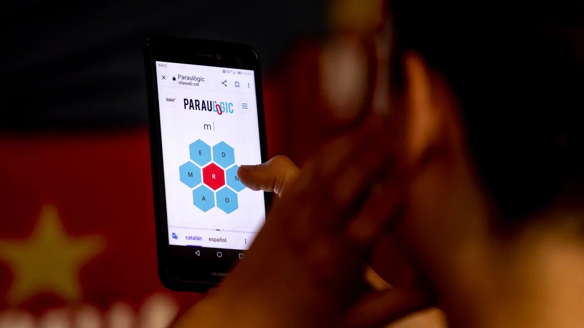 Una persona jugando al Paraulògic.