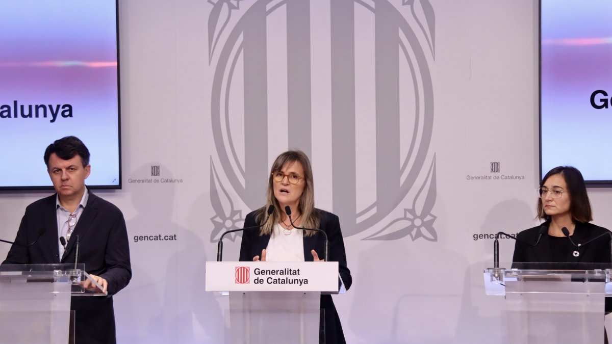La directora general de Protecció Civil, Marta Cassany; la directora del Servei Meteorològic de Catalunya, Sarai Sarroca, i el director de l'Àrea de Gestió Territorial de l'Agència Catalana de l'Aigua, Diego Moxó, en roda de premsa aquest dijous