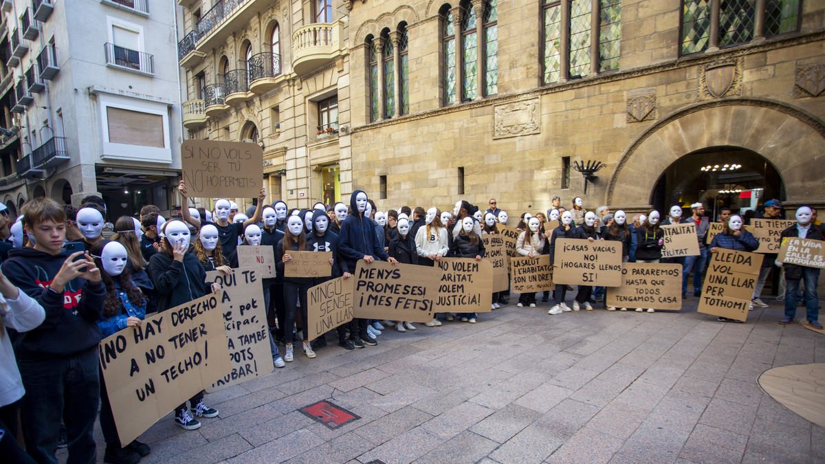 Acto reivindicativo ayer en la plaza Paeria, con alumnos de los colegios Claver y Episcopal, para denunciar las barreras que se encuentran las personas sin hogar. - L.G.