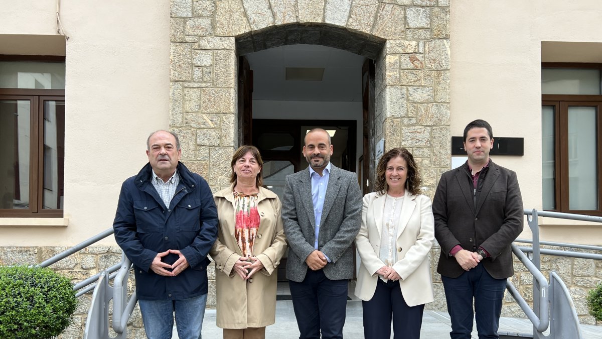 Cinco de los seis alcaldes y alcaldesas de capitales de comarca del Alt Pirineu i Aran reunidos en Sort.