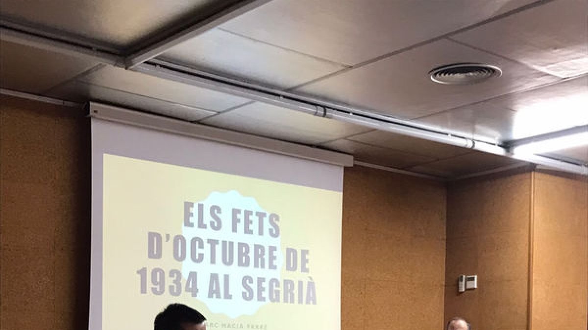 El concejal de Cultura, Gabriel Florensa, y el historiador Marc Macià. - AYUNTAMIENTO DE TORRES DE SEGRE