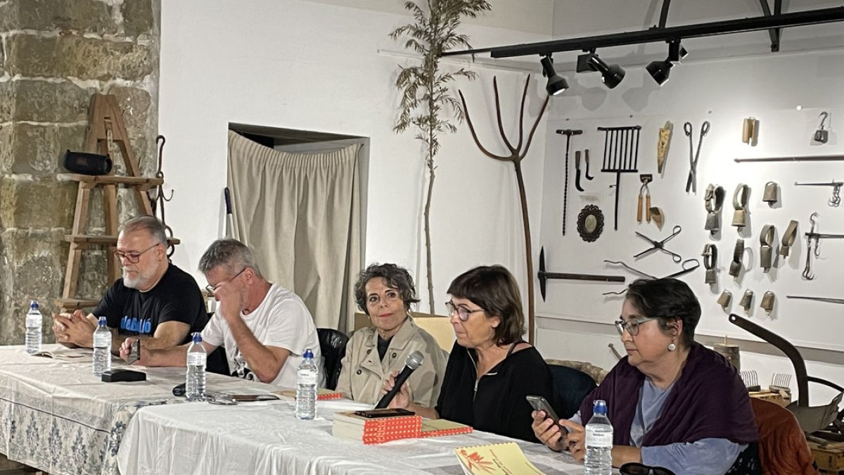 La escritora Teresa Ibars, en el centro, el pasado jueves en Aitona. - AINA MESTRE