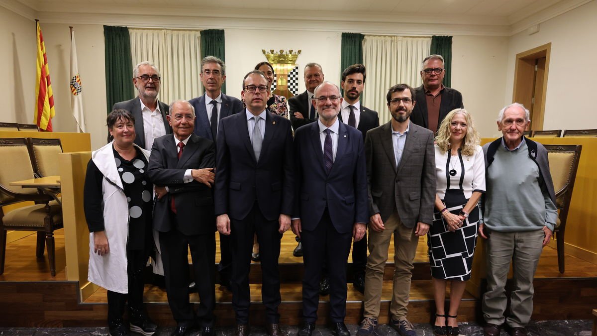 Arnau Selga (tercero por la derecha) junto con las autoridades y Angel Olaran. - J.GÓMEZ