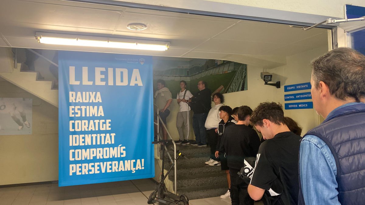 Algunos de los abonados que ayer fueron a recoger las entradas. - XAVI CASALS