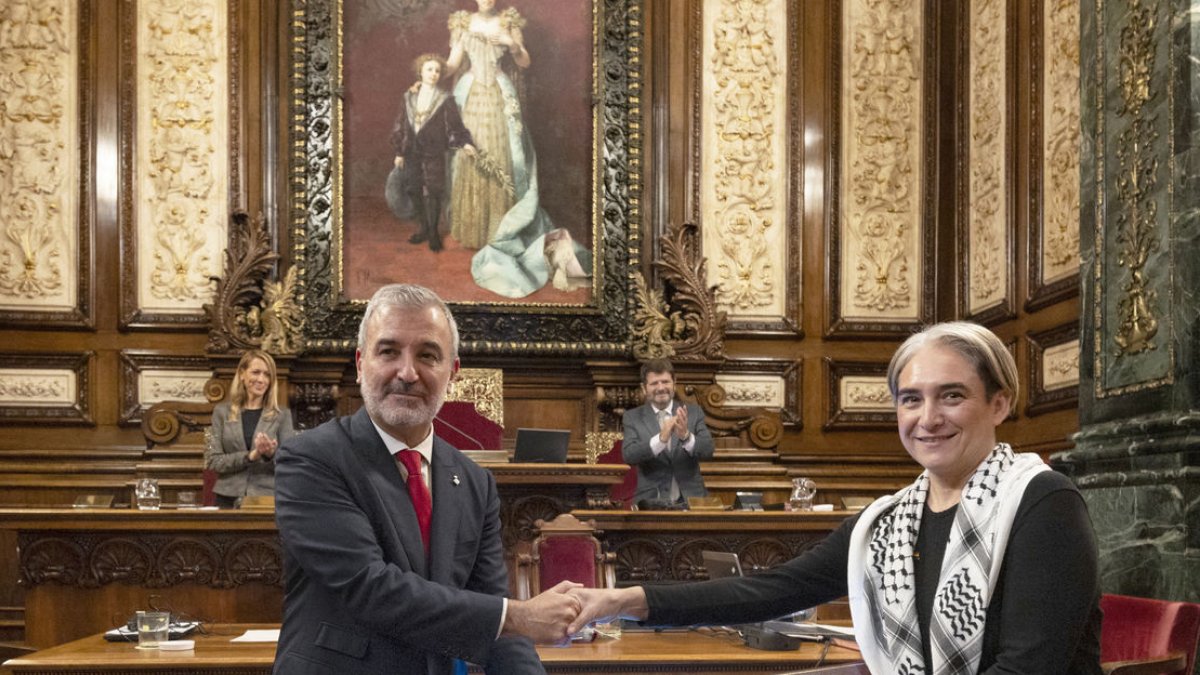 Collboni entregó ayer a Colau una réplica de la vara de alcaldesa. - EFE