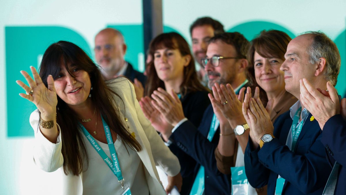 Laura Borràs saluda companys de files després del seu discurs en l’obertura del congrés de Junts. - EFE