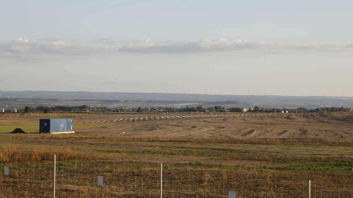 Avanzan las obras de Solaria en Alcarràs ■  Los trabajos previos a la instalación de las placas solares en el primero los cuatro parques que promueve la empresa Solaria en Alcarràs avanzan. La infraestructura va tomando forma con el vallado de l ... - AMADO FORROLLA