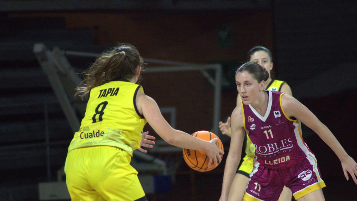 Iris Tribó defensa davant de la visitant Tapia. - LEIRE DÍAZ