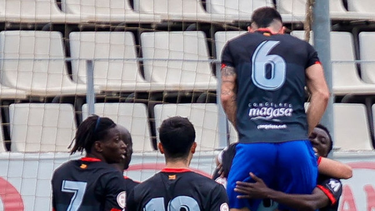 El Mollerussa fa pinya després de l’0-1 de Jofre Graells. - ÁREA 11