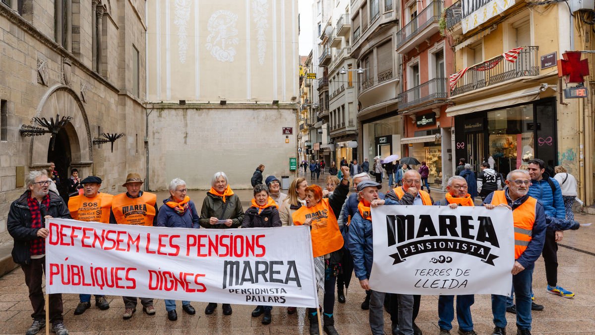 A Lleida pensionistes del pla i el Pallars es van concentrar davant de la Paeria. - JORGE AGUSTÍN