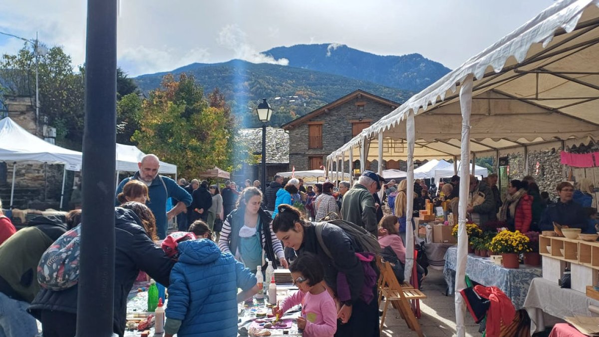 Además de expositores hubo actividades para pequeños como talleres o un pintacaras. - AYUNTAMIENTO DE TÍRVIA