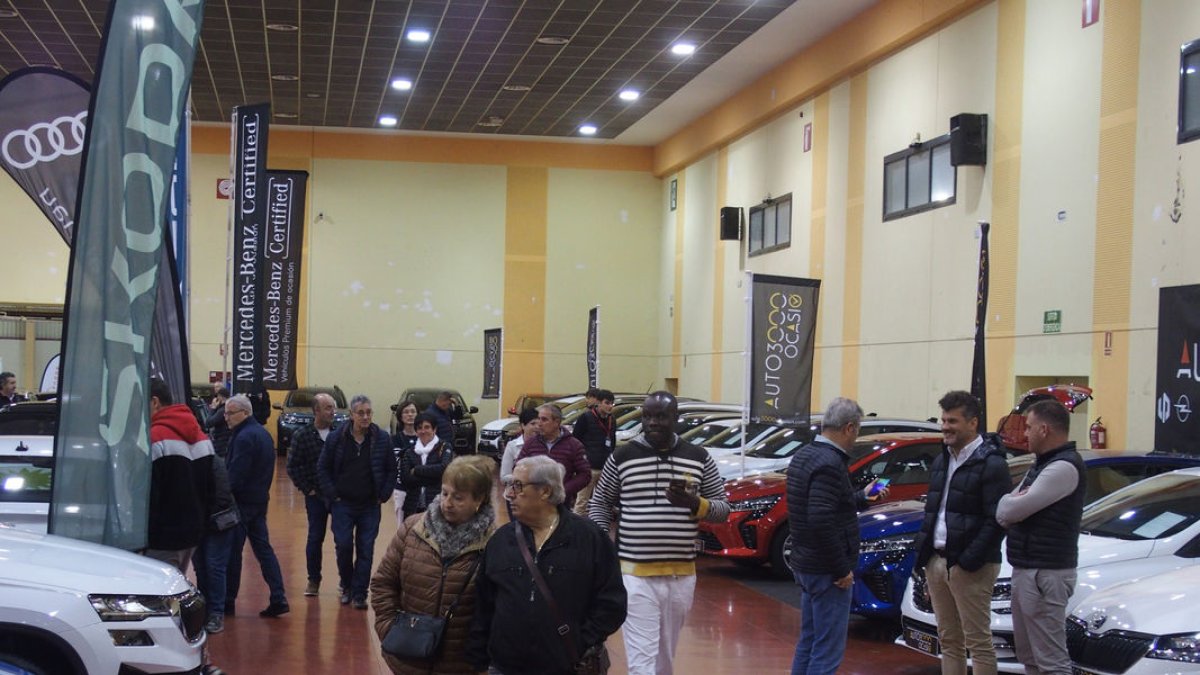 Gente mirando vehículos expuestos ayer en la Fira de Mollerussa, en el marco de Autotardor. - FIRA DE MOLLERUSSA