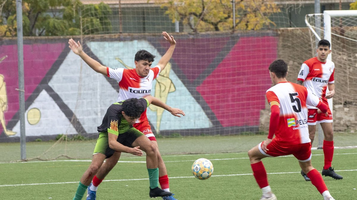 Un jugador del Cervera B protege el balón ante la presión del rival. - LAIA PEDRÓS