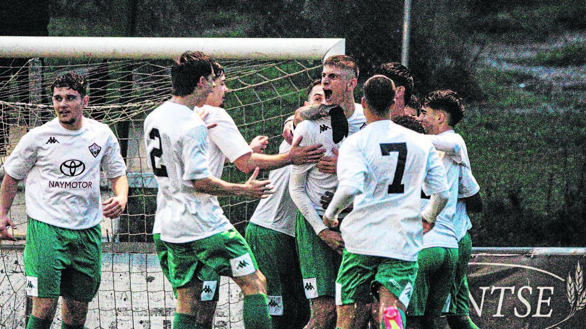 Pla celebra efusivamente con sus compañeros uno de sus tres goles. - INGRID SEGURA
