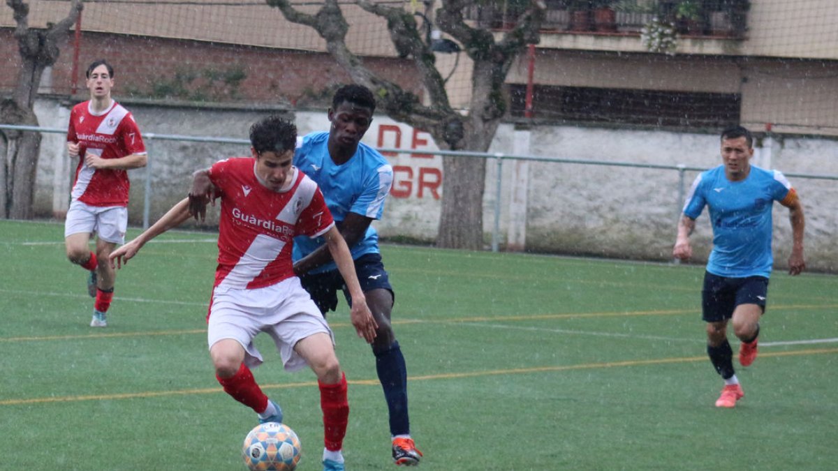 Un jugador de l’Artesa protegeix el control de la pilota davant d’un defensa rival. - JOAN BOVÉ