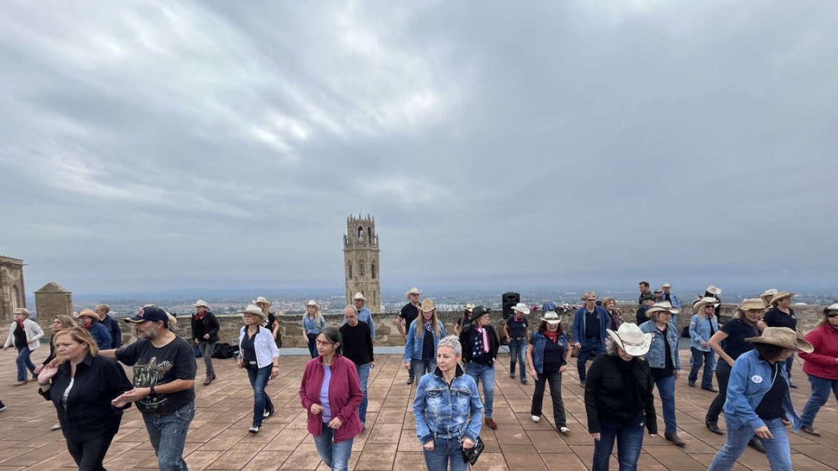 Más de medio centenar de personas bailaron country en la terraza del Castell del Rei. - M. CODINAS