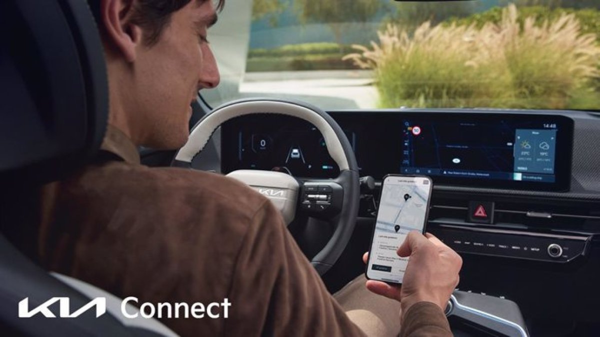 Inclou 153 novetats, com el servei de reproducció de música SoundCloud, millores en el planificador de rutes per a vehicles elèctrics i nous comandos de veu.