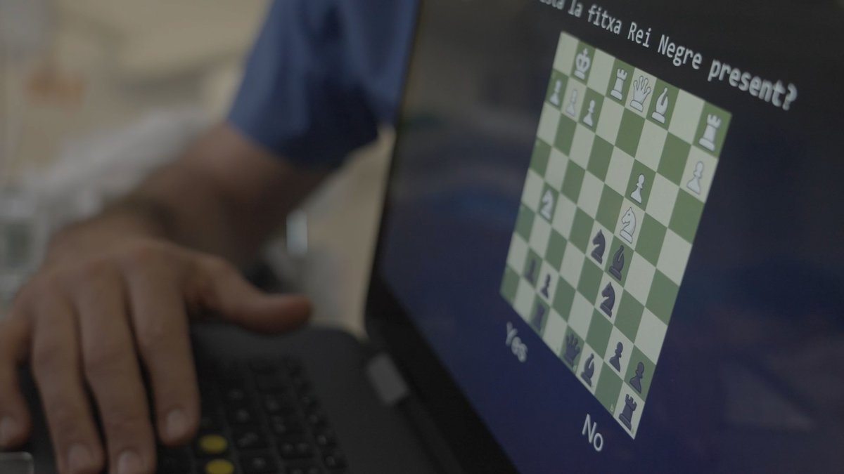 Pantalla con un tablero de ajedrez durante la intervención.