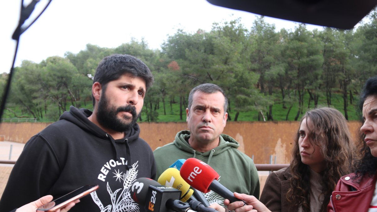 Representants del Gremi de la Pagesia Catalana atenen els mitjans de comunicació davant la seu del departament d'Agricultura a Lleida.