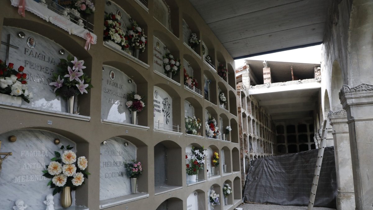 Obres al cementiri de Lleida per construir nous nínxols.