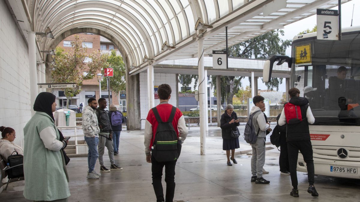 Passatgers ahir a l’estació d’autobusos de Tàrrega, on es van respectar els serveis mínims. - LAIA PEDRÓS