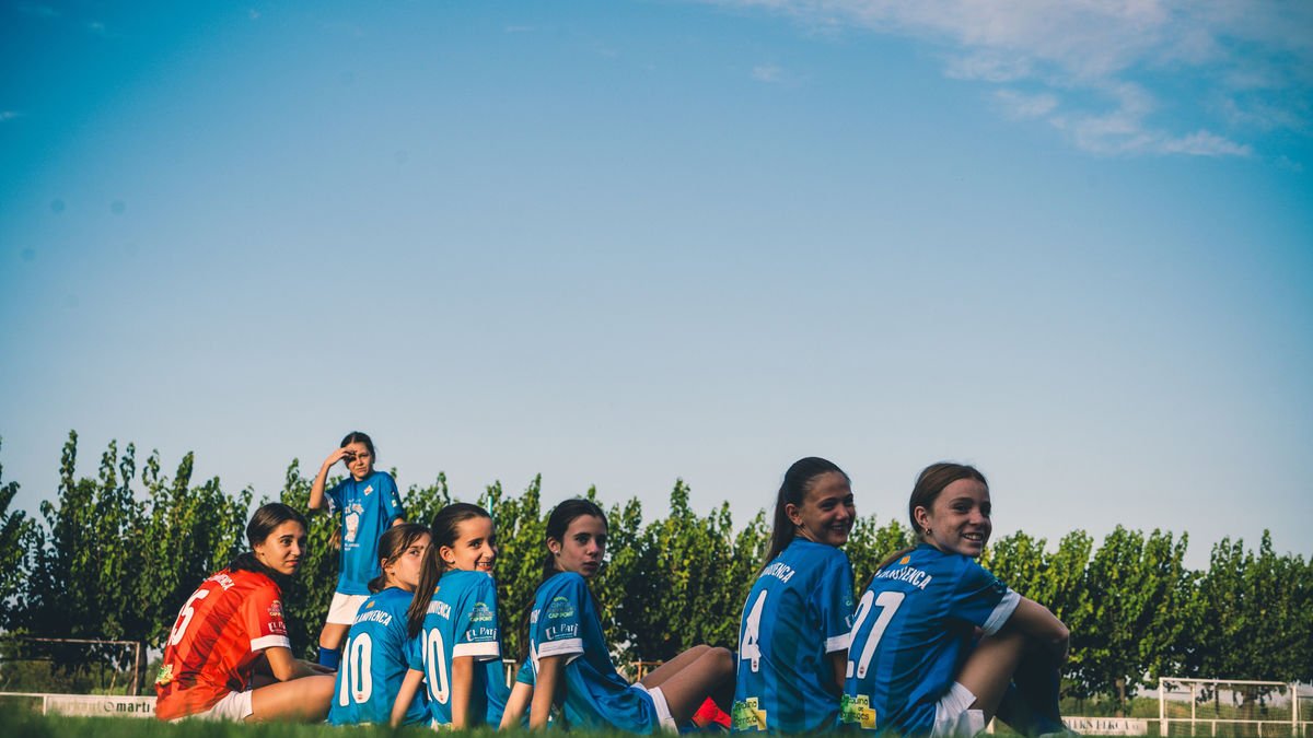 Un grup de jugadores del planter de la Unió Esportiva Vilanovenca, un dels projectes guanyadors.