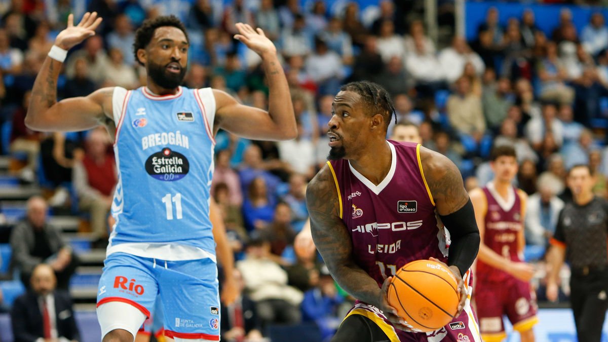 Derek Cooke, en una acció del partit a la pista del Breogán de Lugo. - ACB PHOTO