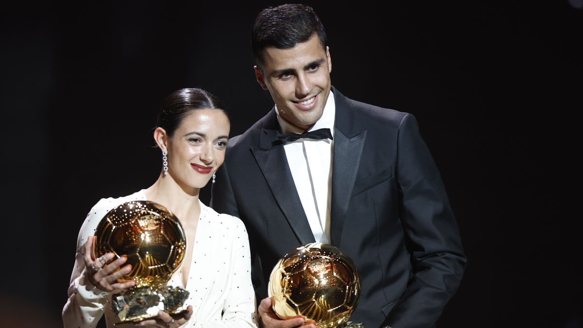 Aitana Bonmatí i Rodrigo Hernández posen amb les seues respectives Pilotes d’Or. - EFE/EPA/MOHAMMED BADRA