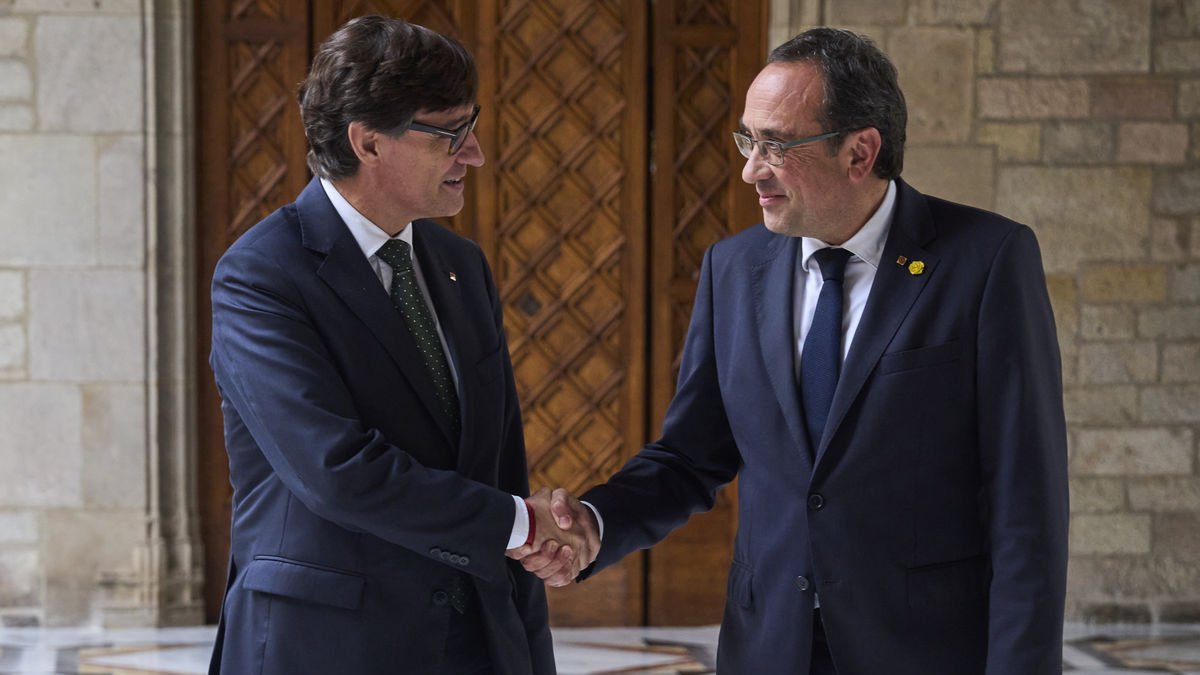 Salvador Illa va rebre ahir el president del Parlament, Josep Rull, al Palau de la Generalitat. - EFE