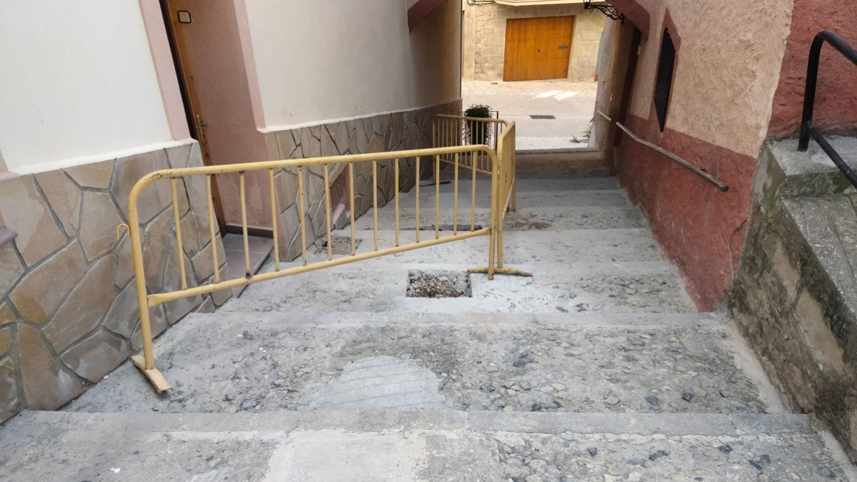 Los operarios municipales han actuado en las escaleras del Portalet. - A.O.