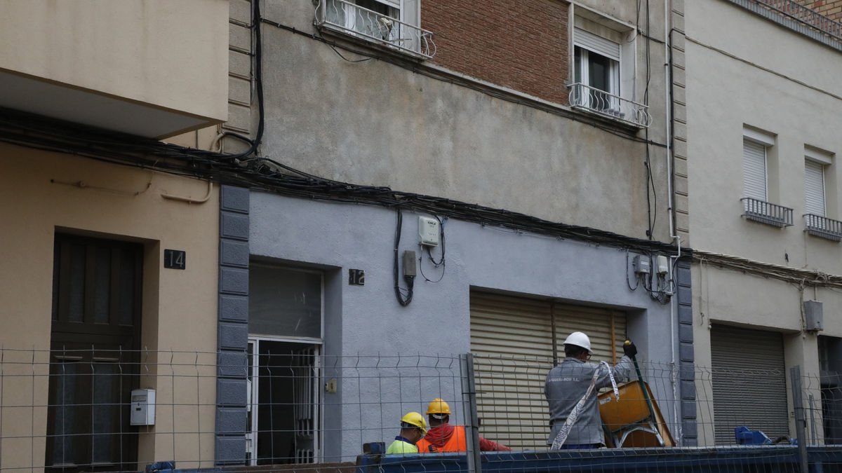 Operaris van revisar ahir l’estat de l’immoble, el número 12 del carrer Algerri. - AMADO FORROLLA