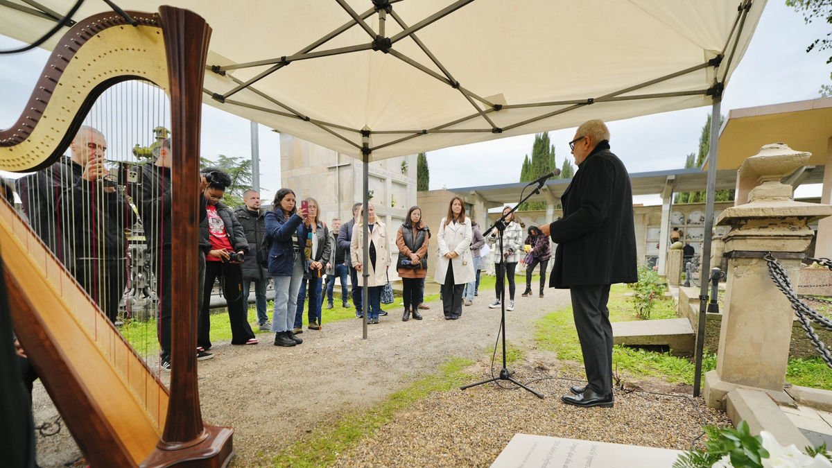 Homenaje a Magí Morera ■ La Paeria descubrió una placa en la tumba de la familia Morera, con el poema Camí del cementiri (1910) del escritor y político Magí Morera, en un acto de homenaje a esta figura de la Renaixença y exalcalde de Lleida, ... - PAERIA