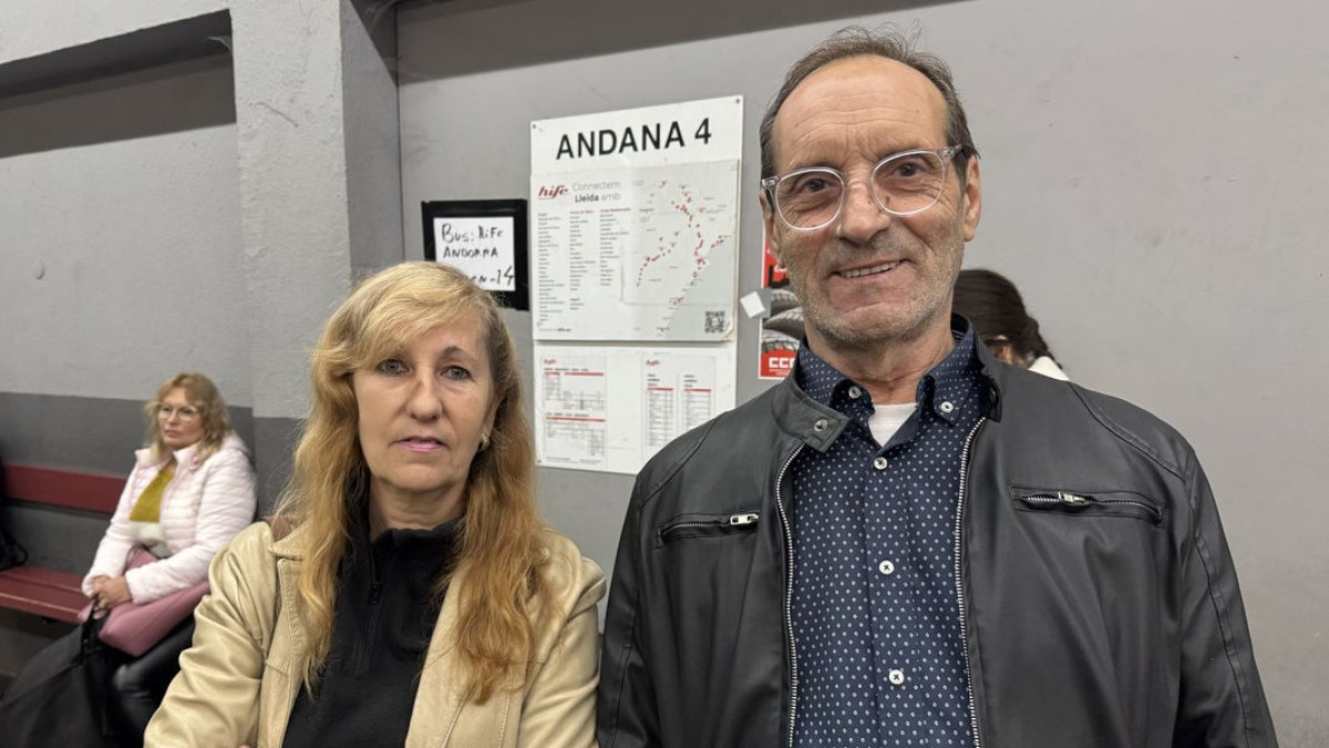 Usuaris esperant en una parada i pujant a un dels autobusos de serveis mínims.