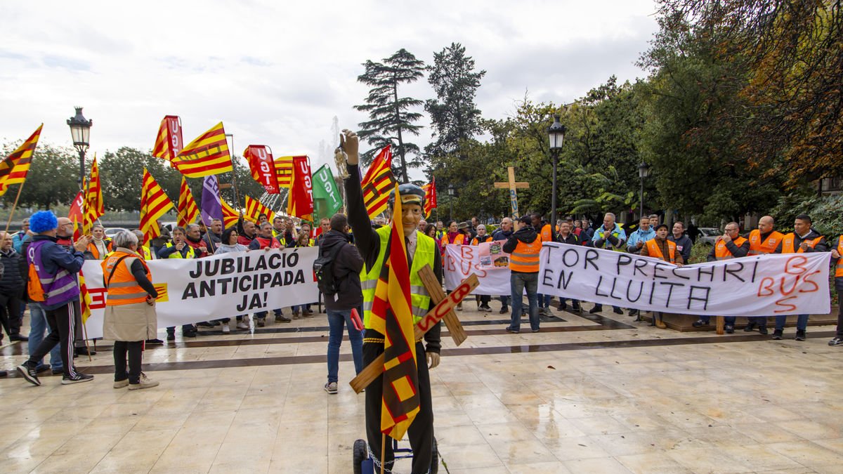 Treballadors i membres de sindicats ahir davant la subdelegació del Govern. - JORDI ECHEVARRIA