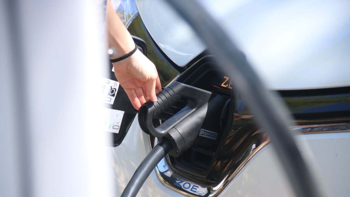 Un usuari carrega el seu vehicle elèctric.