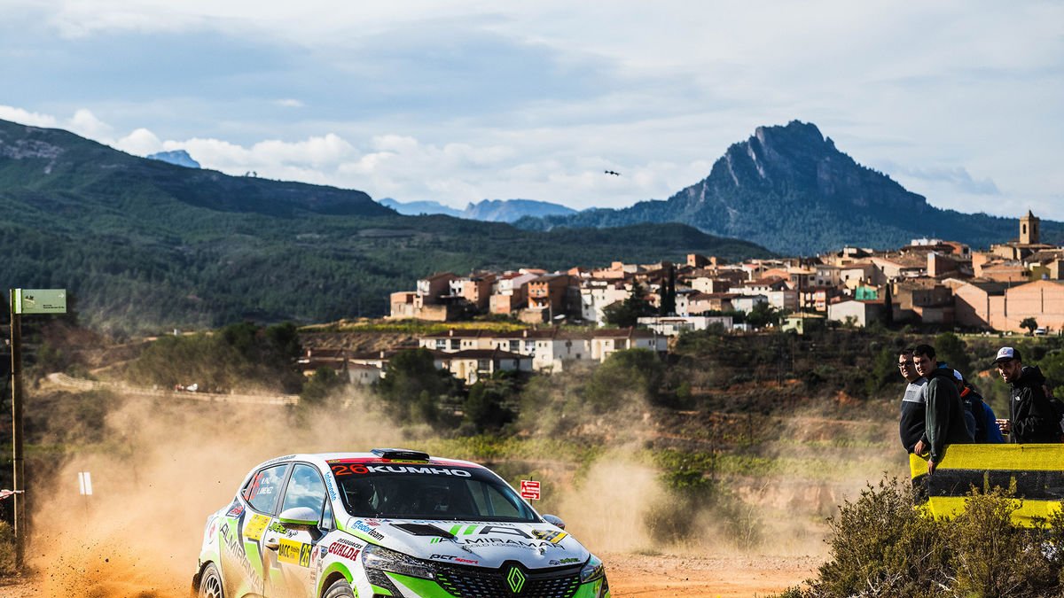 El Renault Clio Rally4 de Jiménez i Paz durant un dels trams del Ral·li RACC.