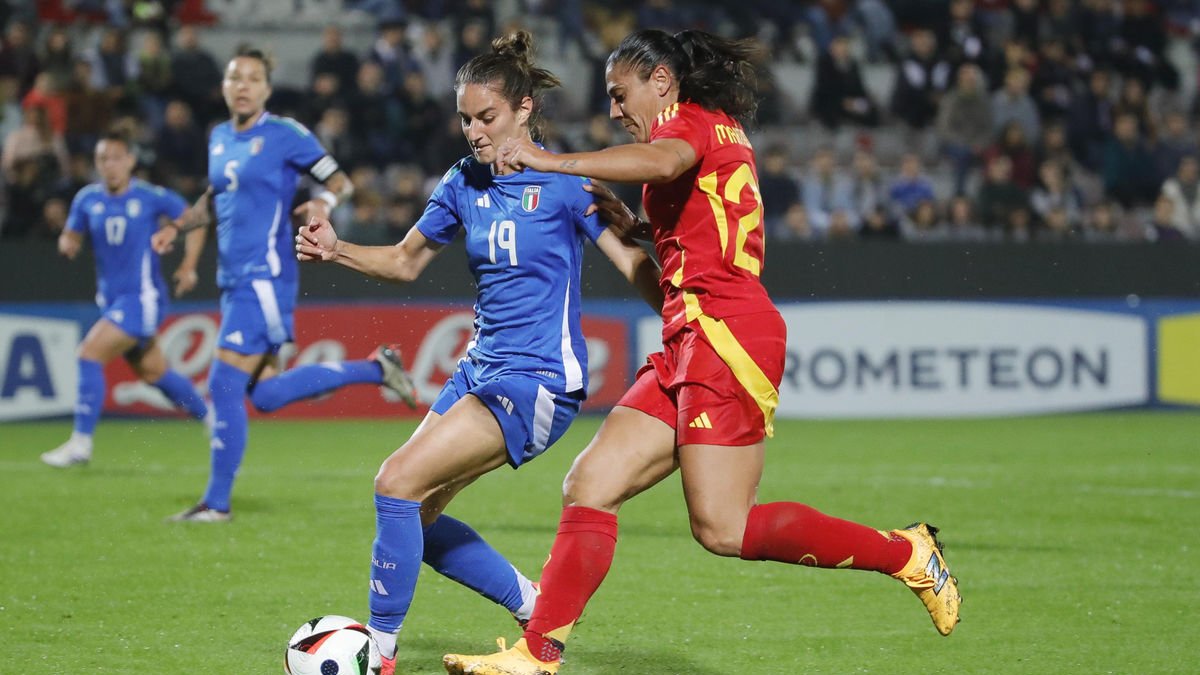 Cristina Martín-Prieto pugna amb la italiana Martina Lenzini. - EFE