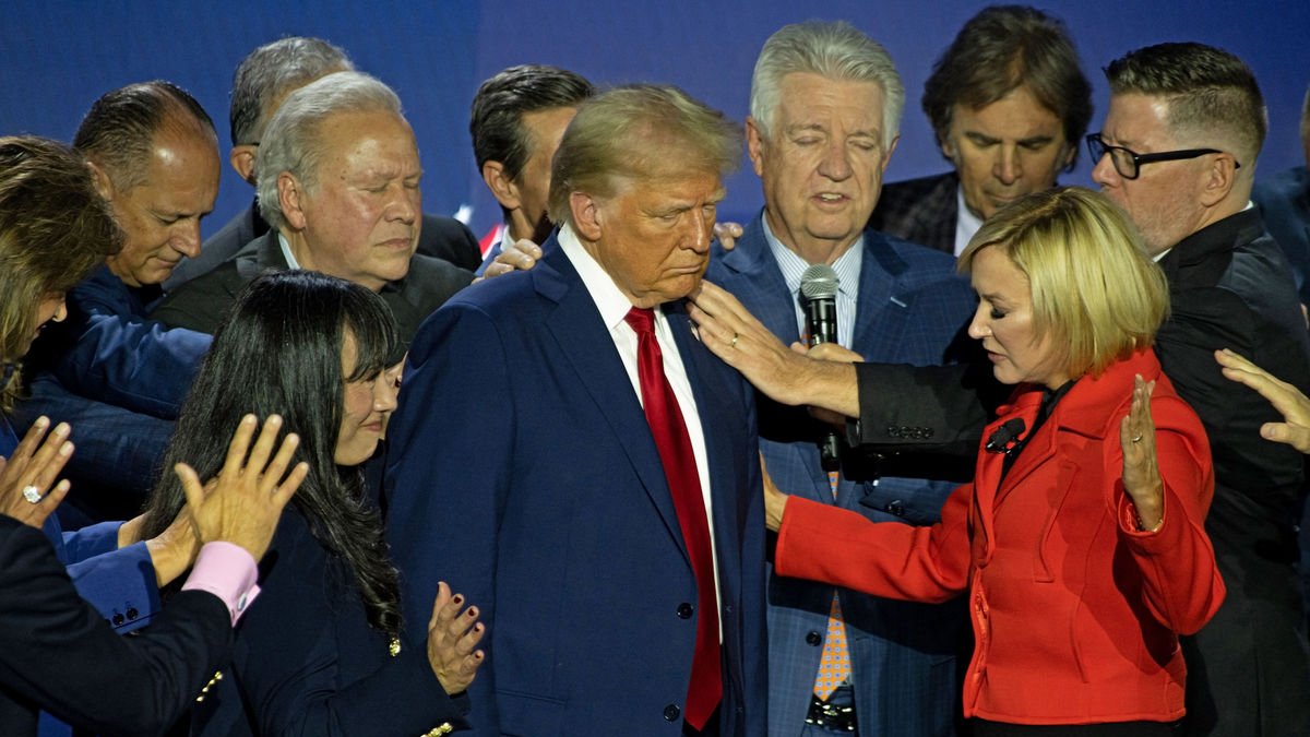 Trump reza en la iglesia Worship With Wonders, cerca de Atlanta, con seguidores ultraconservadores. - CHRISTOPHER OQUENDO / ZUMA PRESS W / DPA